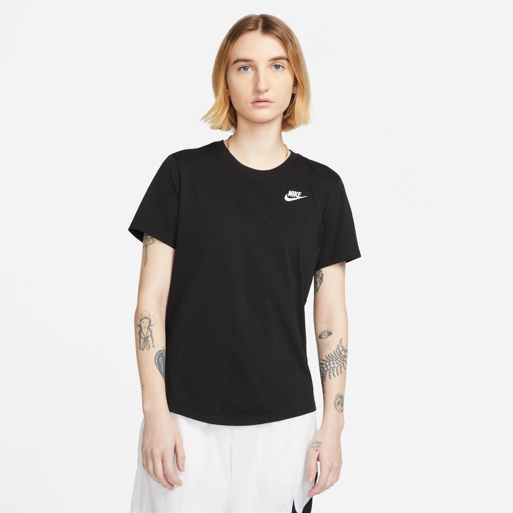 Nike Women's Club Essentials T-shirt - DX7902