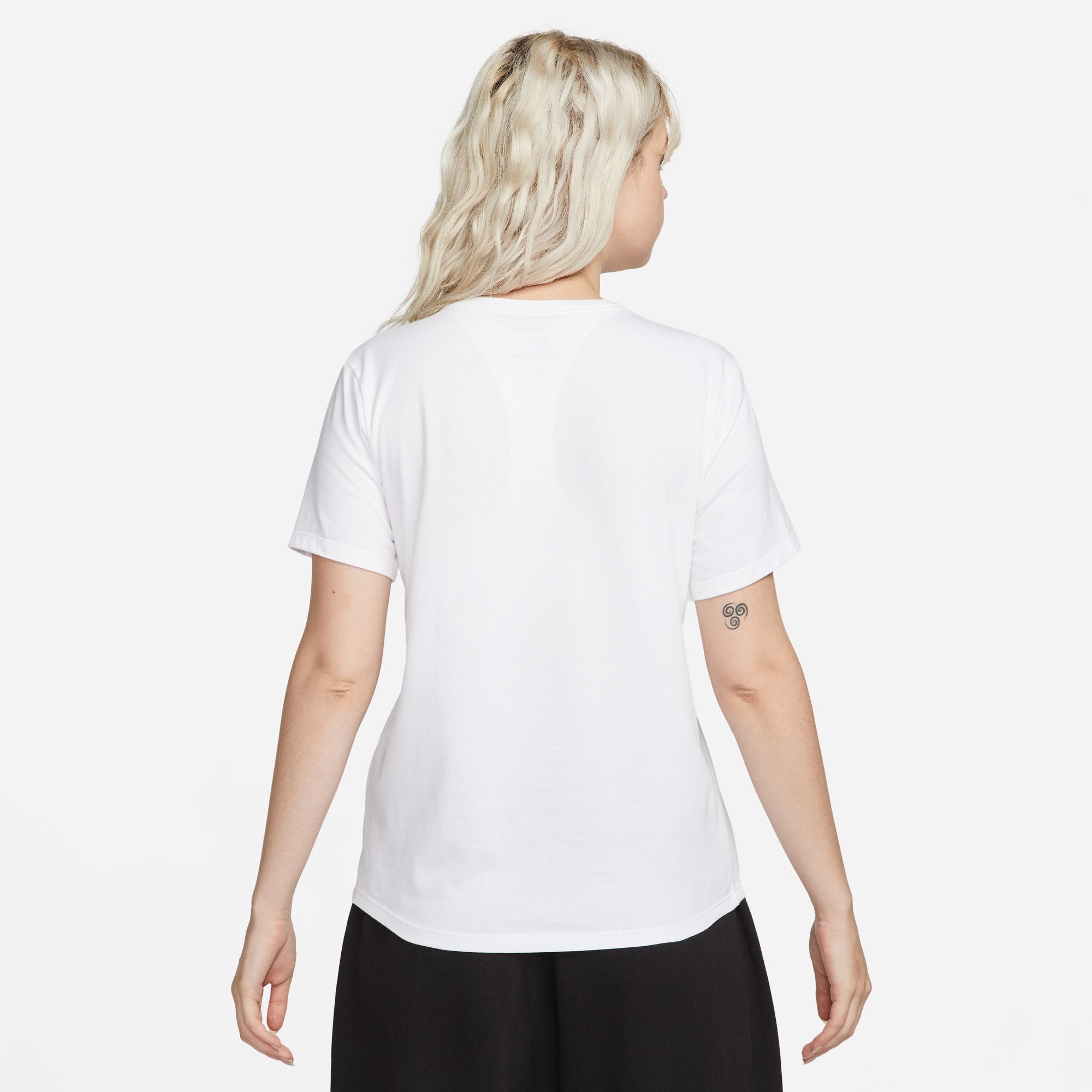 Nike Women's Club Essentials T-shirt - DX7902 – The Sports Center