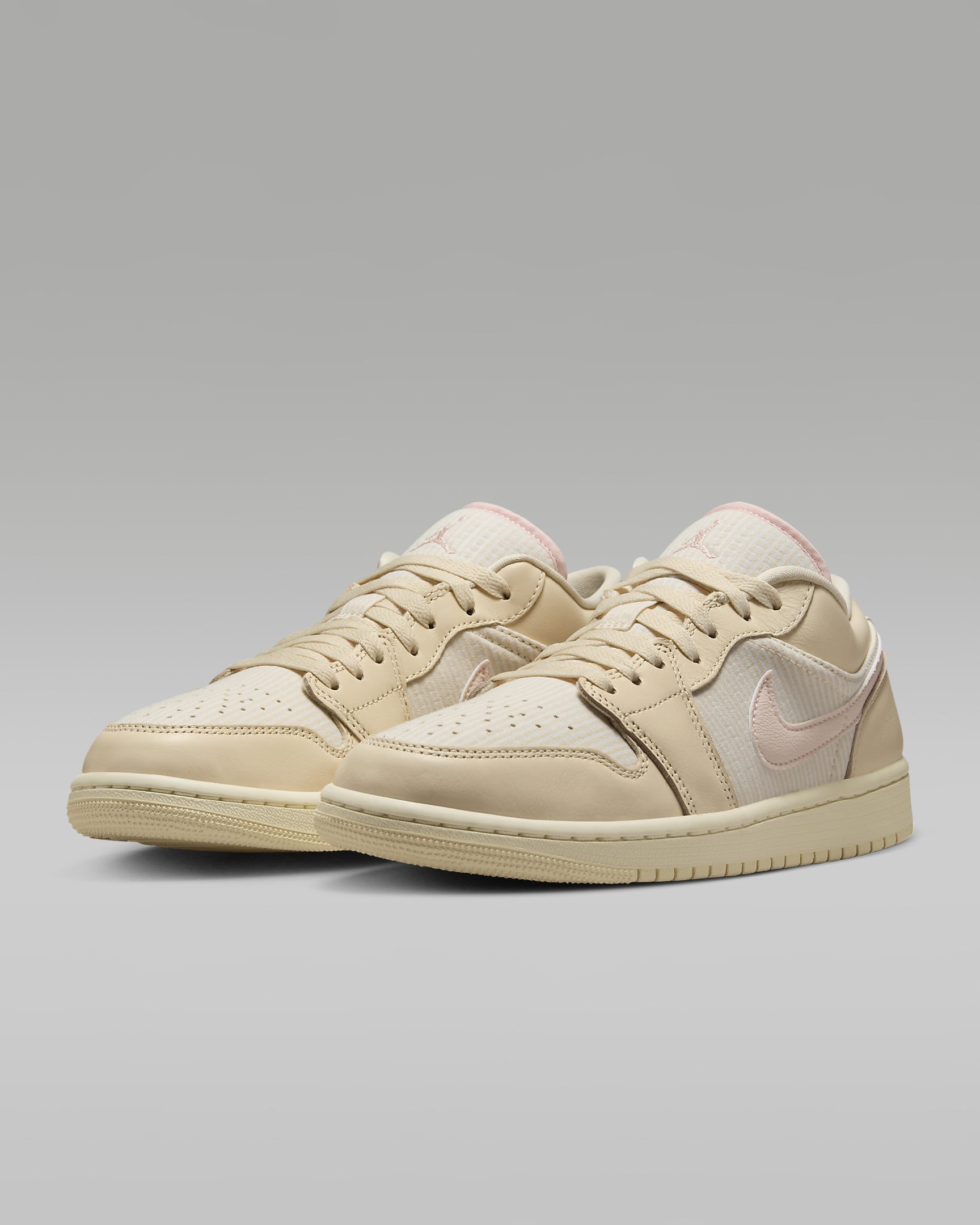 "WMNS AIR JORDAN 1 LOW SE " - FQ1925